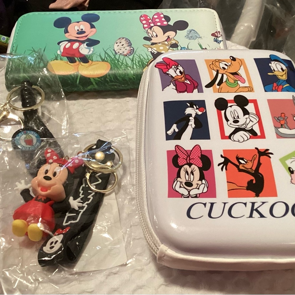 MICKEY BUNDLE. WALLET, PHONE CARRIER AND (2) KEY CHAINS.